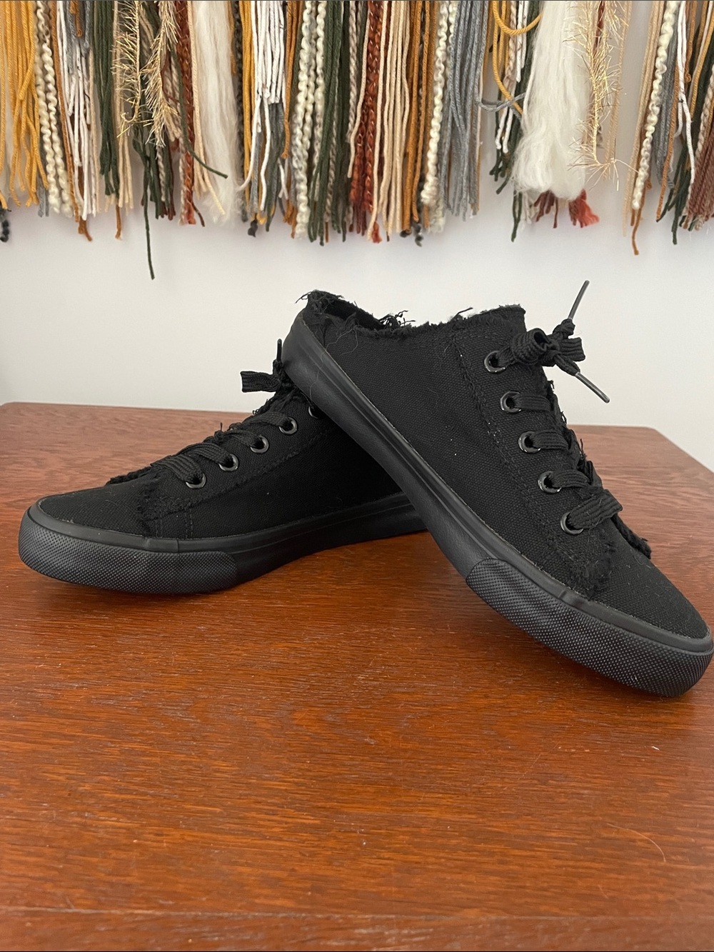 Classic Women's Black Canvas Lace-Up Sneakers slip Ons Size 7.5 never wore